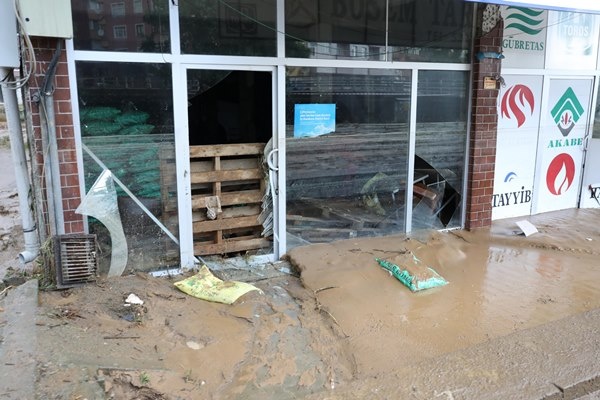 Rize’de selin hasarı, gün ağarınca ortaya çıktı 12