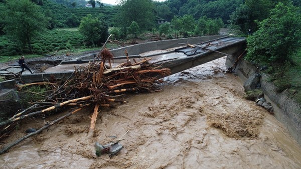 Rize’de selin hasarı, gün ağarınca ortaya çıktı 6