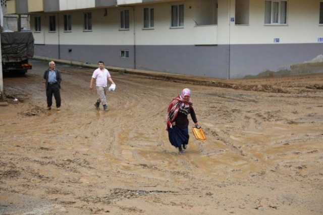 Herşey gitti geriye çamur kaldı 14