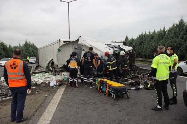 Balık yüklü tır devrildi! İlk müdahaleyi Trabzon'a gelen ekip yaptı 2