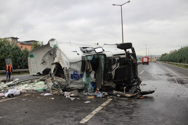 Balık yüklü tır devrildi! İlk müdahaleyi Trabzon'a gelen ekip yaptı 10