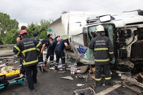 Balık yüklü tır devrildi! İlk müdahaleyi Trabzon'a gelen ekip yaptı 12