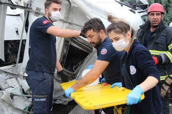 Balık yüklü tır devrildi! İlk müdahaleyi Trabzon'a gelen ekip yaptı 5