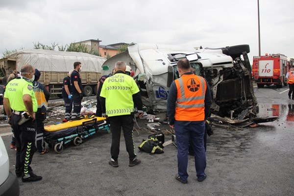 Balık yüklü tır devrildi! İlk müdahaleyi Trabzon'a gelen ekip yaptı 11