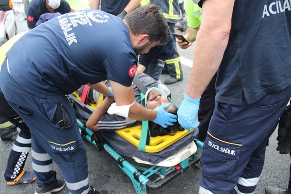 Balık yüklü tır devrildi! İlk müdahaleyi Trabzon'a gelen ekip yaptı 9