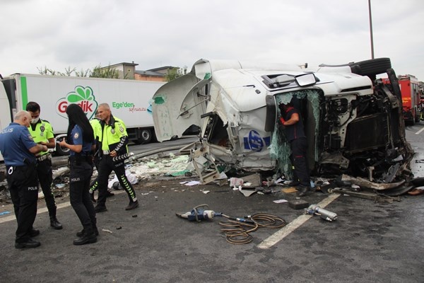 Balık yüklü tır devrildi! İlk müdahaleyi Trabzon'a gelen ekip yaptı 7