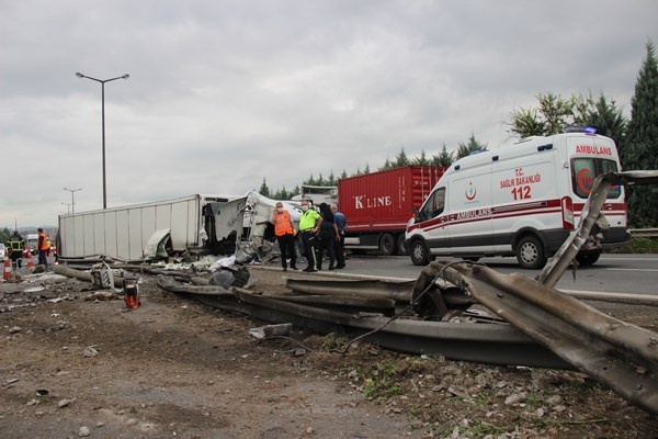 Balık yüklü tır devrildi! İlk müdahaleyi Trabzon'a gelen ekip yaptı 6