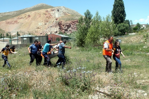 Bayburt'ta cip nehre uçtu: 6 yaralı 3