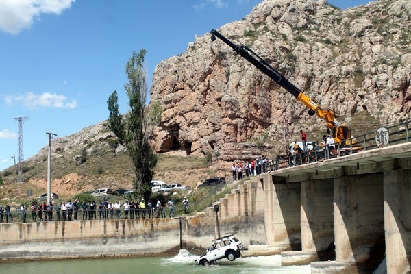 Bayburt'ta cip nehre uçtu: 6 yaralı 7