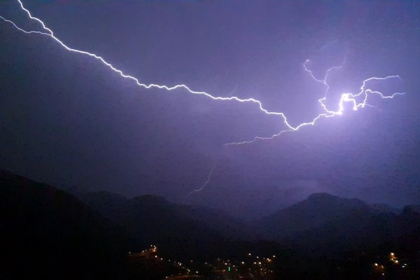 Gümüşhane’de şimşekler geceyi gündüze çevirdi 2