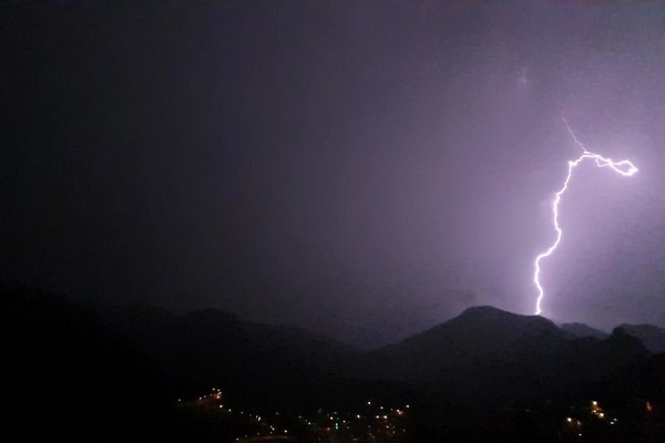 Gümüşhane’de şimşekler geceyi gündüze çevirdi 3
