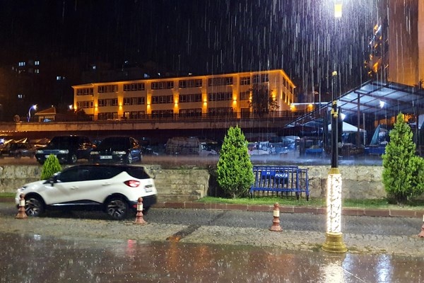 Gümüşhane’de şimşekler geceyi gündüze çevirdi 9