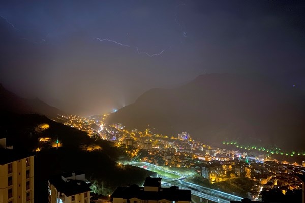 Gümüşhane’de şimşekler geceyi gündüze çevirdi 6