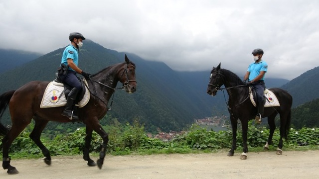 Uzungöl’de onları gören şaşırıyor 6