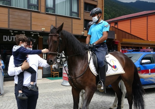 Uzungöl’de onları gören şaşırıyor 17