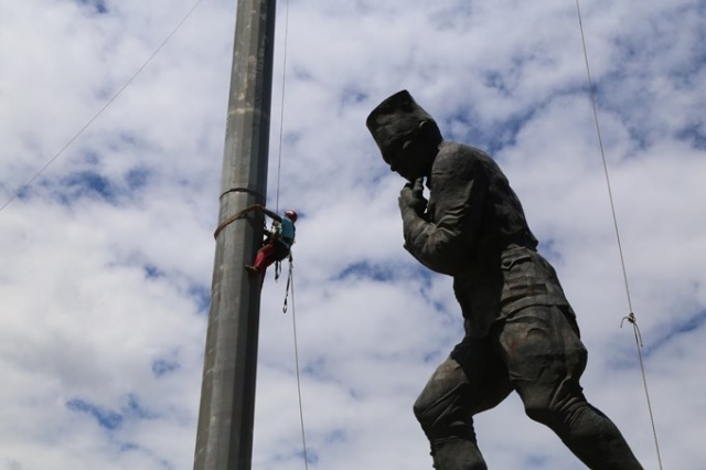 İpi kopan Türk bayrağını dağcılar göndere çekti 8