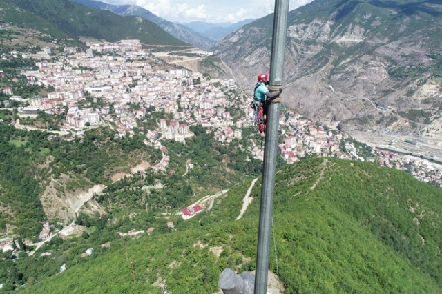 İpi kopan Türk bayrağını dağcılar göndere çekti 12