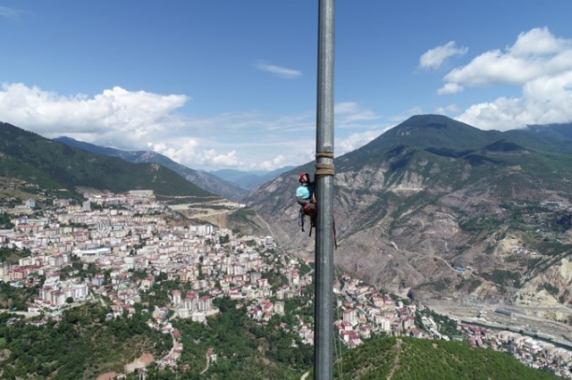 İpi kopan Türk bayrağını dağcılar göndere çekti 15