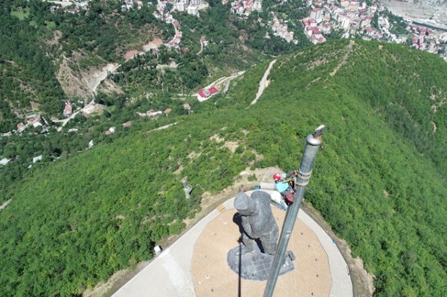 İpi kopan Türk bayrağını dağcılar göndere çekti 13