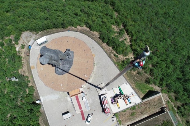 İpi kopan Türk bayrağını dağcılar göndere çekti 7