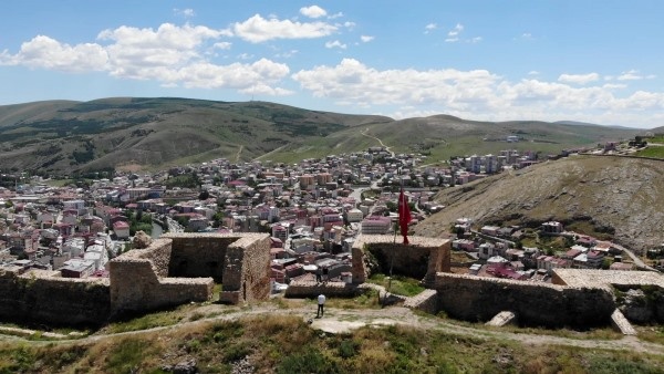Bayburt Kalesi'nde tarihi kalıntı ve eserlere ulaşıldı 8