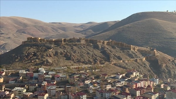 Bayburt Kalesi'nde tarihi kalıntı ve eserlere ulaşıldı 13