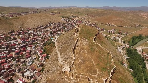 Bayburt Kalesi'nde tarihi kalıntı ve eserlere ulaşıldı 12