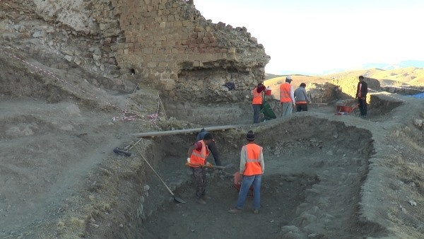 Bayburt Kalesi'nde tarihi kalıntı ve eserlere ulaşıldı 3