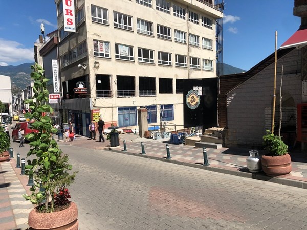 Artvin'de cadde ortasında ilginç görüntü 7