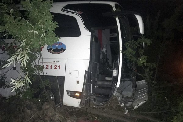 Gümüşhane'de yolcu otobüsü kaza yaptı ölü ve yaralılar var. Foto Haber. 2