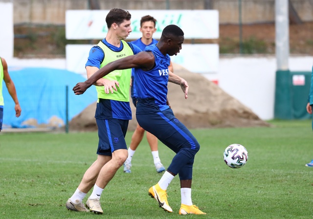 Trabzonspor günün ilk antrenmanını tamamladı 11