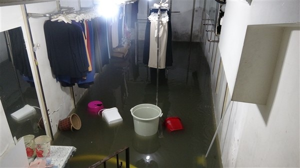 Trabzon'da otoparkı ve işyerlerini su bastı 2