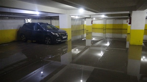 Trabzon'da otoparkı ve işyerlerini su bastı 5