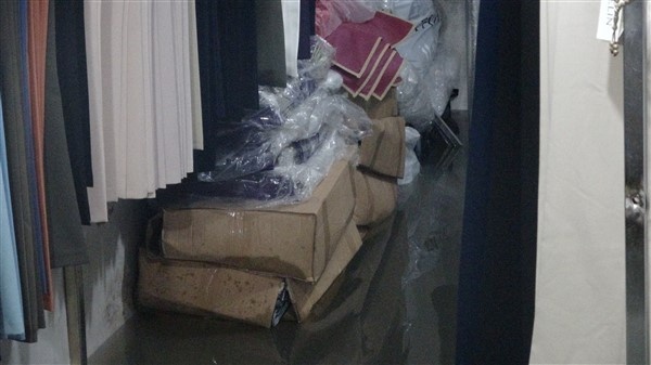 Trabzon'da otoparkı ve işyerlerini su bastı 3