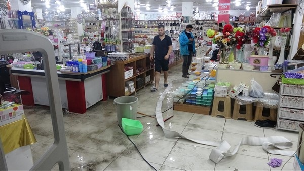 Trabzon'da otoparkı ve işyerlerini su bastı 8