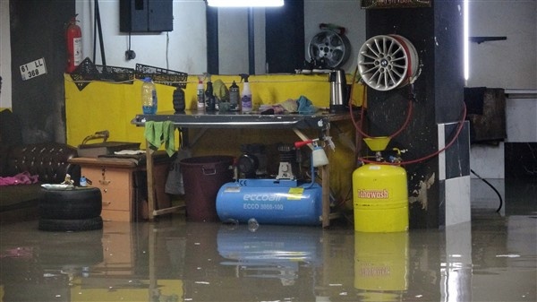 Trabzon'da otoparkı ve işyerlerini su bastı 7