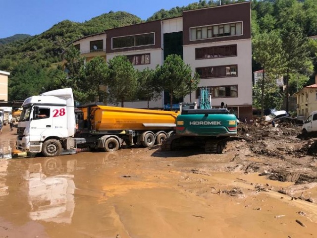 Dereli'de selin enkazı kaldırılıyor 2