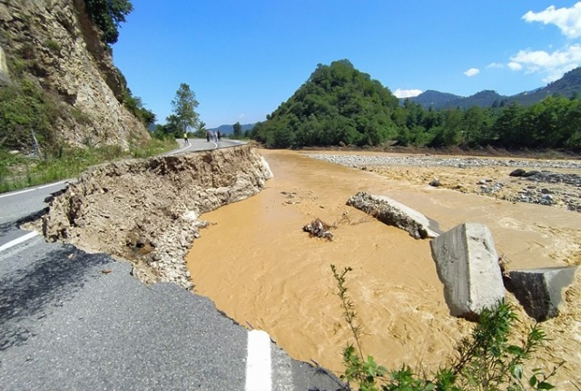 Yağlıdere'de köylere ulaşılmaya çalışılıyor 13