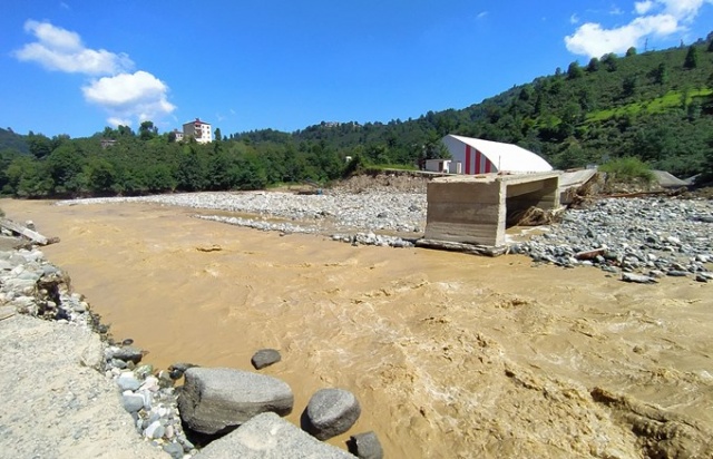 Yağlıdere'de köylere ulaşılmaya çalışılıyor 1