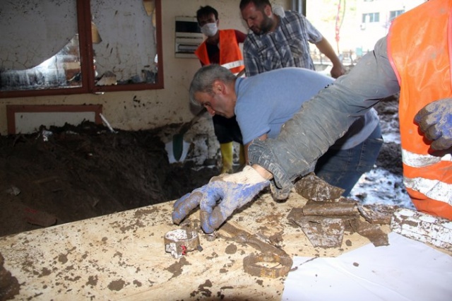 Kimisi altınlarının kimisi de alacaklarının peşinde 9