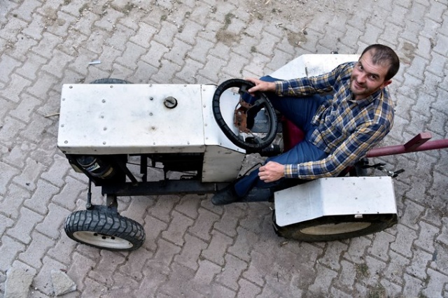 "Babası yorulmasın" diye sosyal medyadaki videoları izleyerek traktör yaptı 2