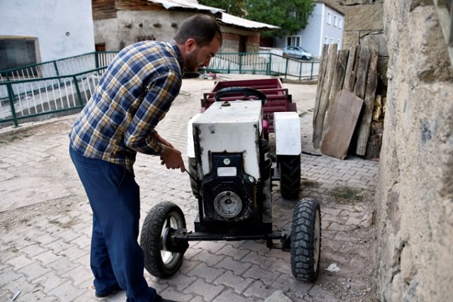 "Babası yorulmasın" diye sosyal medyadaki videoları izleyerek traktör yaptı 12