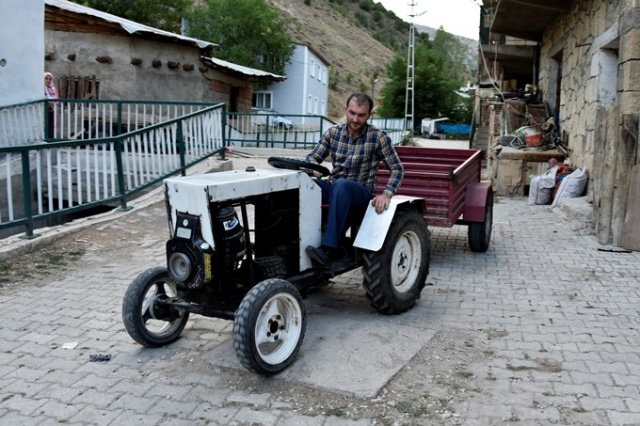 "Babası yorulmasın" diye sosyal medyadaki videoları izleyerek traktör yaptı 3