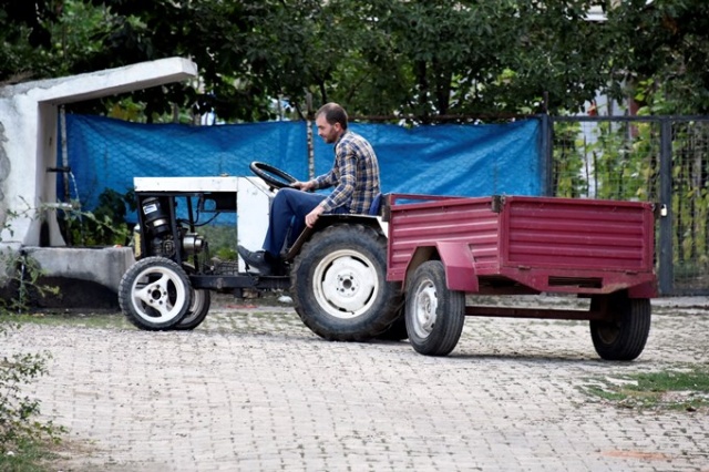 "Babası yorulmasın" diye sosyal medyadaki videoları izleyerek traktör yaptı 11
