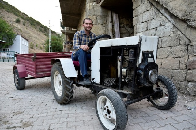 "Babası yorulmasın" diye sosyal medyadaki videoları izleyerek traktör yaptı 10
