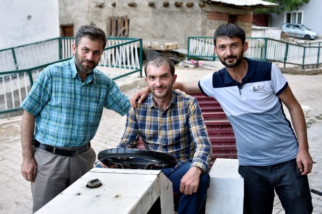 "Babası yorulmasın" diye sosyal medyadaki videoları izleyerek traktör yaptı 8