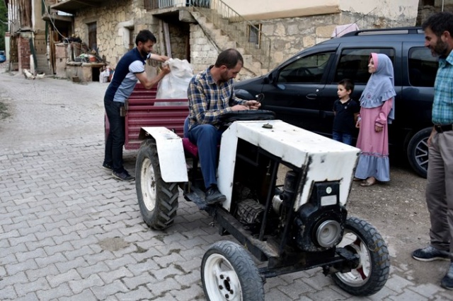 "Babası yorulmasın" diye sosyal medyadaki videoları izleyerek traktör yaptı 6