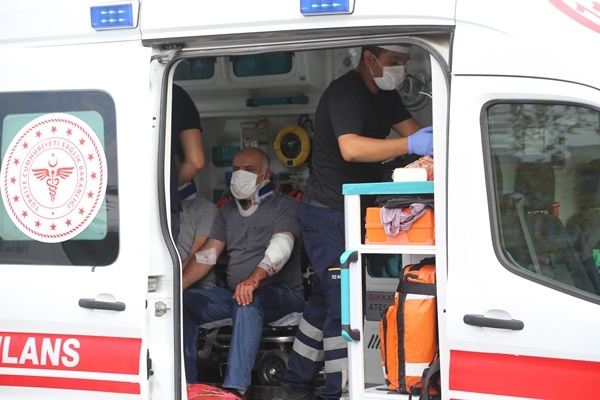 Trabzon plakalı beton mikseri otomobile çarptı: 5 yaralı Foto Galeri. 3