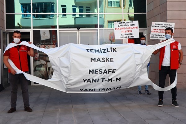 Gümüşhane'de dev maske ile sokak sokak gezdiler 2