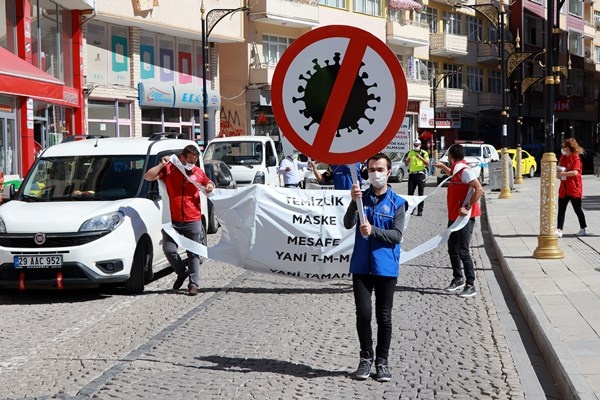 Gümüşhane'de dev maske ile sokak sokak gezdiler 11